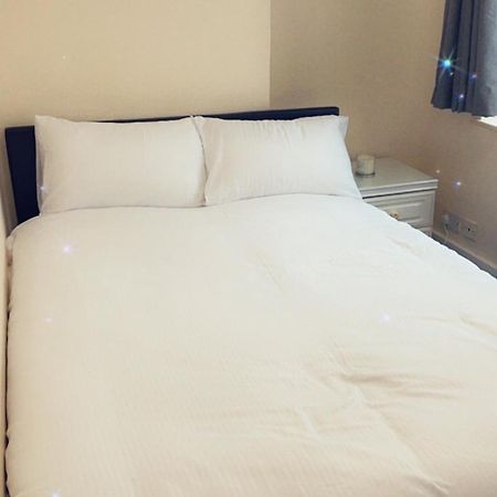 Stay With Chris Woking Luaran gambar